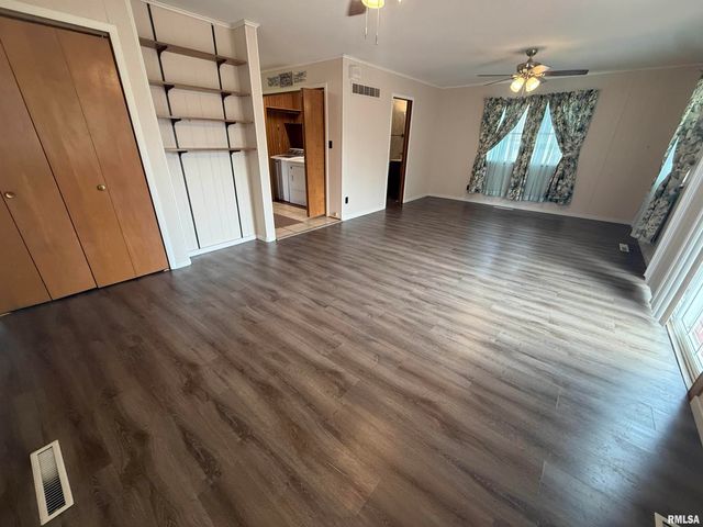 130 E MAPLE Street, Roseville, IL 61473