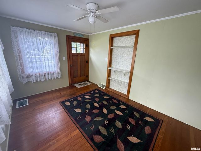 130 E MAPLE Street, Roseville, IL 61473