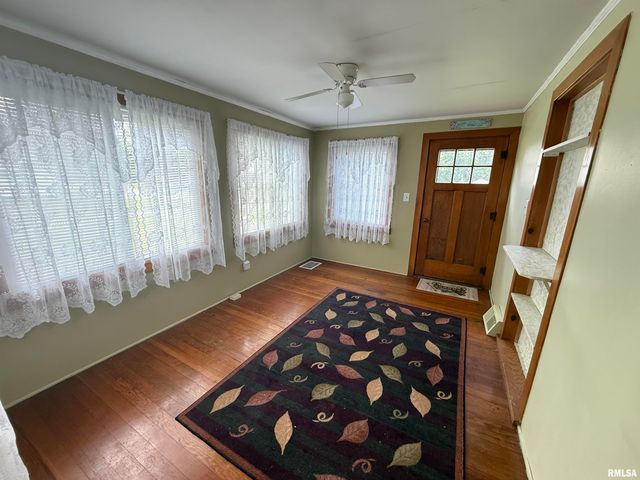 130 E MAPLE Street, Roseville, IL 61473