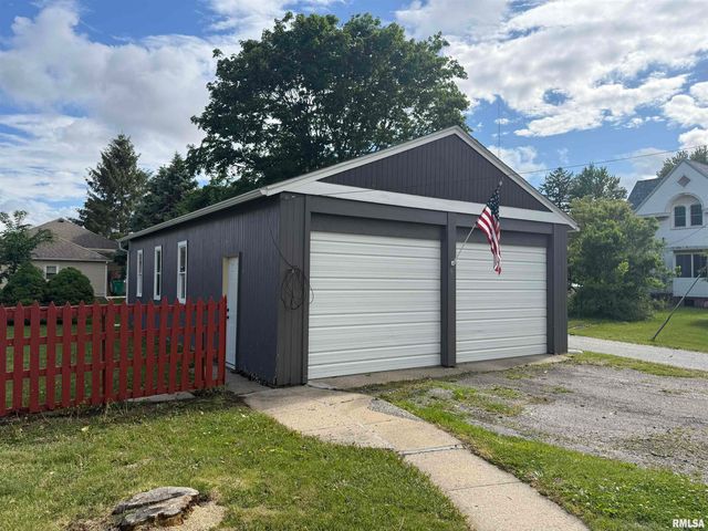 130 E MAPLE Street, Roseville, IL 61473