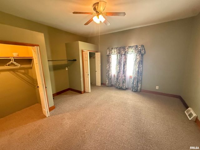 130 E MAPLE Street, Roseville, IL 61473