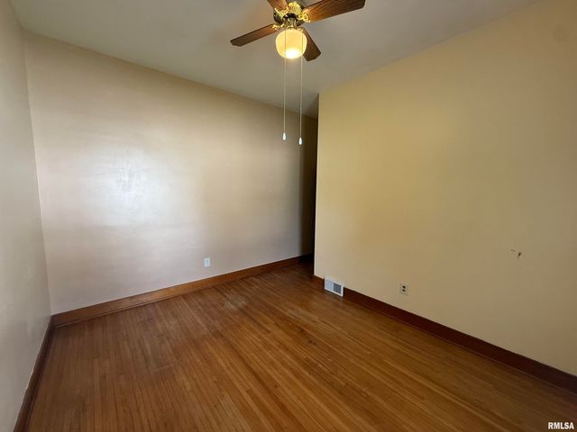 130 E MAPLE Street, Roseville, IL 61473