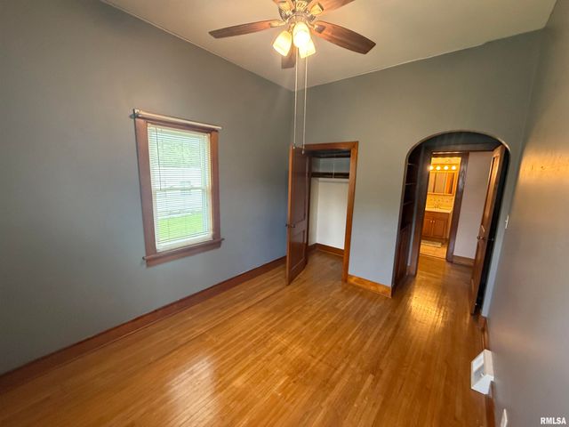 130 E MAPLE Street, Roseville, IL 61473