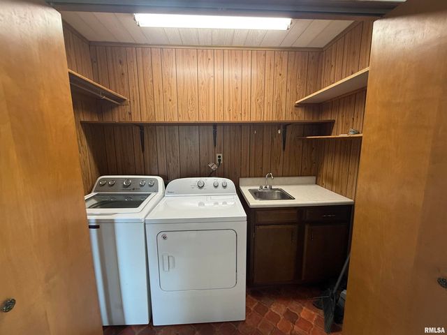 130 E MAPLE Street, Roseville, IL 61473