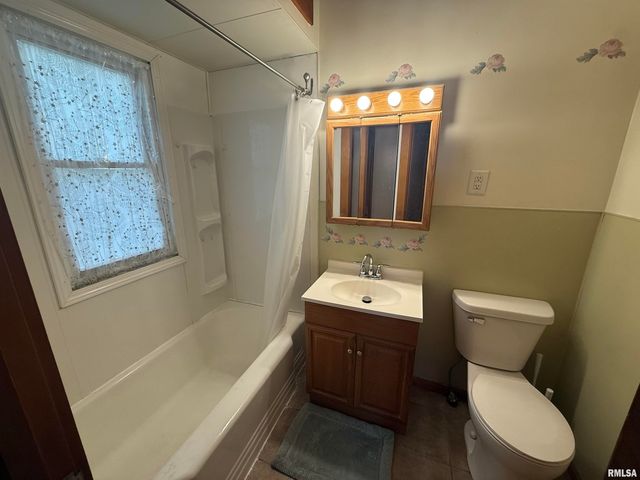 130 E MAPLE Street, Roseville, IL 61473