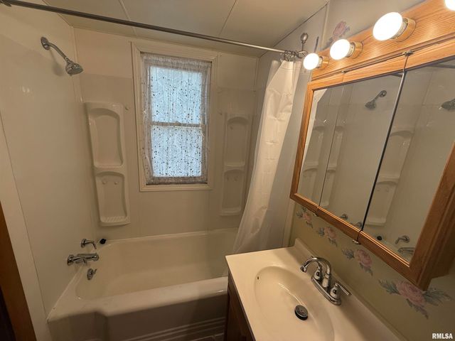 130 E MAPLE Street, Roseville, IL 61473