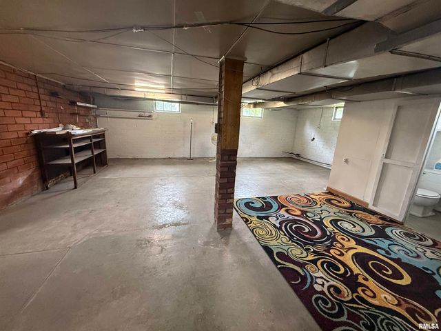 130 E MAPLE Street, Roseville, IL 61473