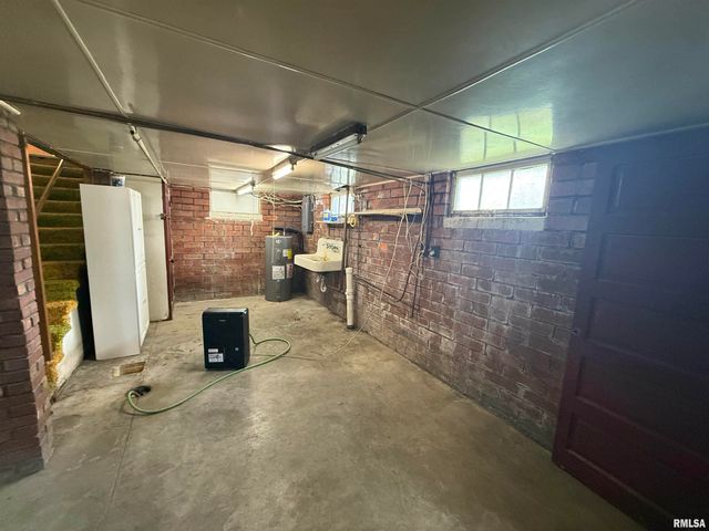 130 E MAPLE Street, Roseville, IL 61473