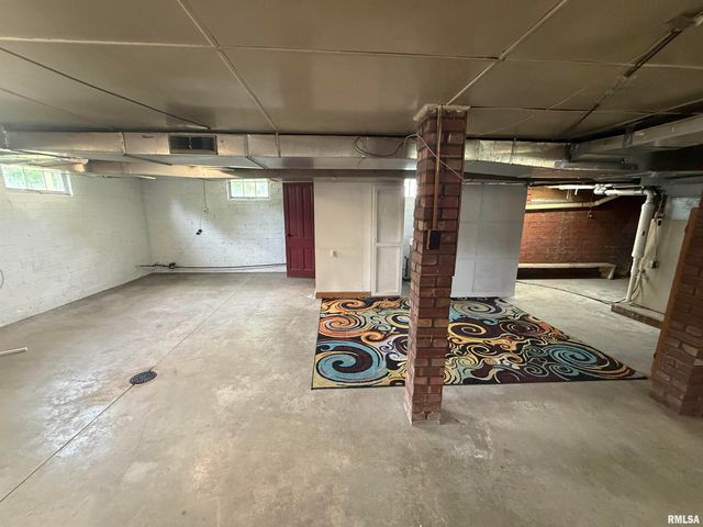 130 E MAPLE Street, Roseville, IL 61473