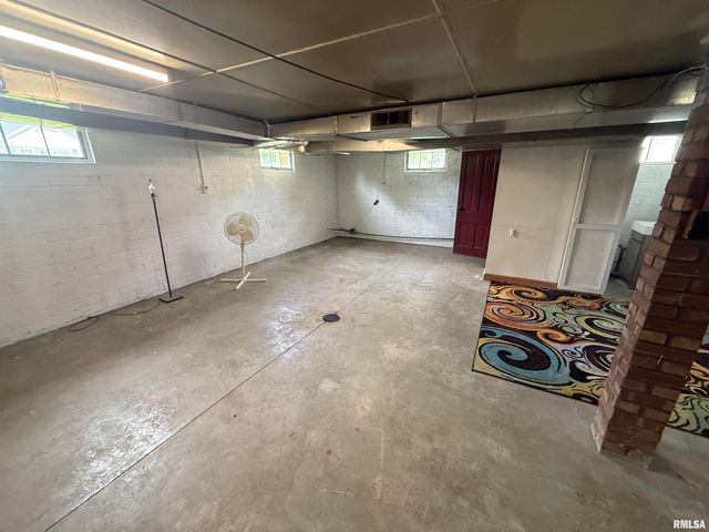 130 E MAPLE Street, Roseville, IL 61473