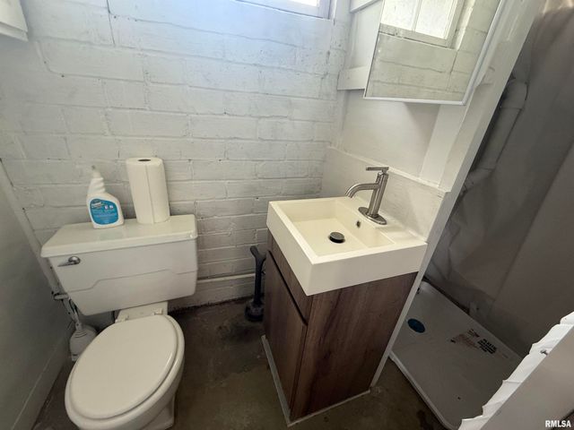 130 E MAPLE Street, Roseville, IL 61473