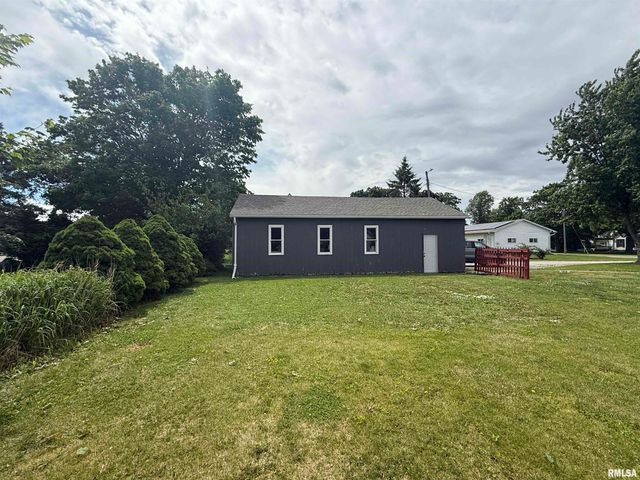 130 E MAPLE Street, Roseville, IL 61473