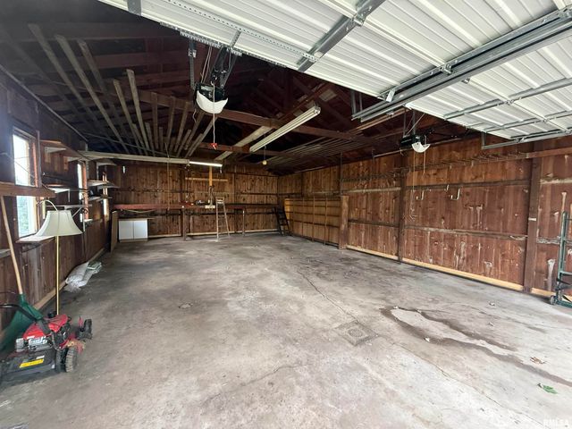 130 E MAPLE Street, Roseville, IL 61473