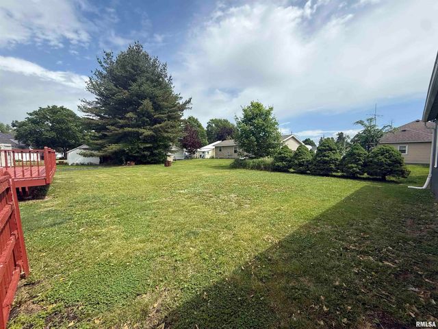 130 E MAPLE Street, Roseville, IL 61473