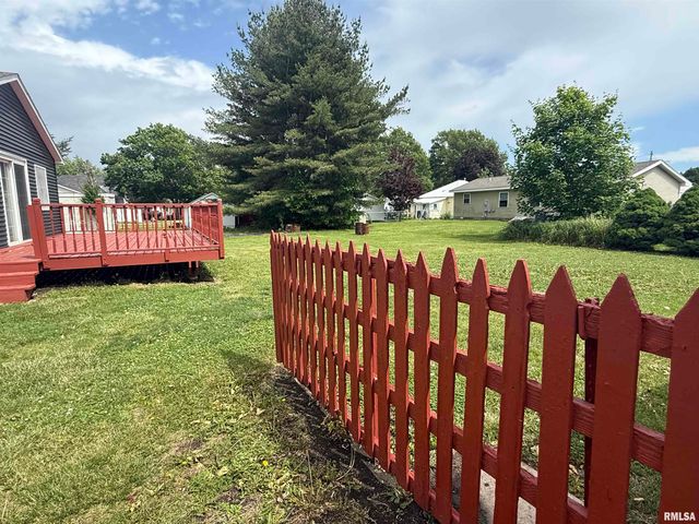 130 E MAPLE Street, Roseville, IL 61473