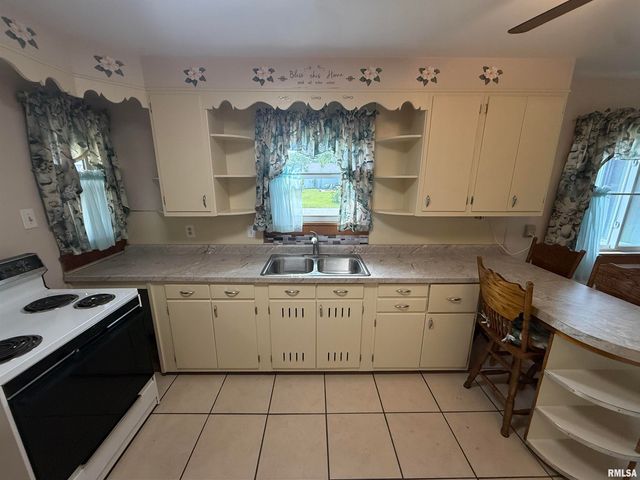 130 E MAPLE Street, Roseville, IL 61473