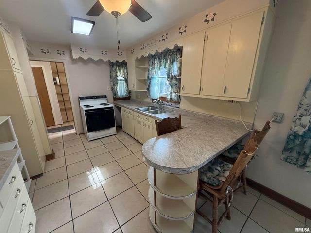 130 E MAPLE Street, Roseville, IL 61473