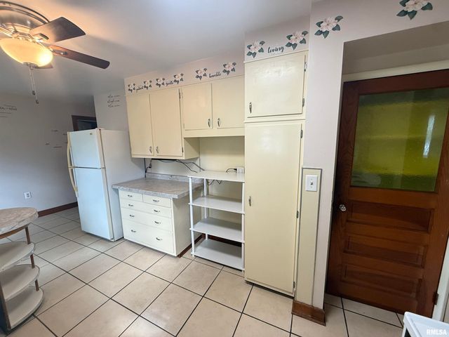 130 E MAPLE Street, Roseville, IL 61473