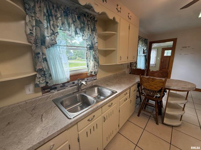 130 E MAPLE Street, Roseville, IL 61473