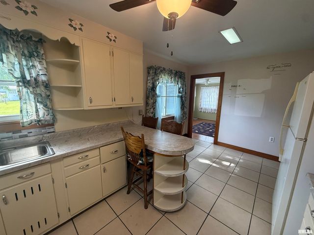 130 E MAPLE Street, Roseville, IL 61473