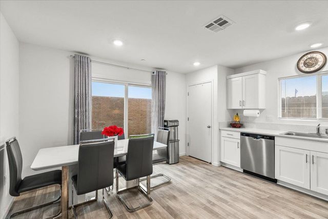 6421 Maple Leaf Ln, Riverbank, CA 95367