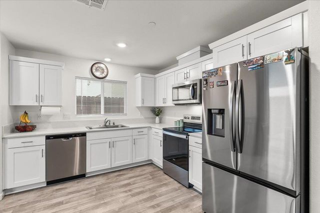 6421 Maple Leaf Ln, Riverbank, CA 95367