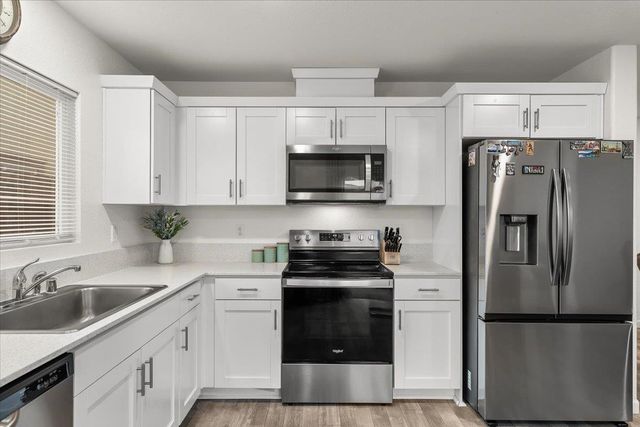 6421 Maple Leaf Ln, Riverbank, CA 95367