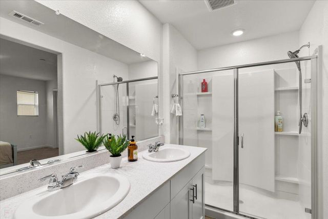 6421 Maple Leaf Ln, Riverbank, CA 95367