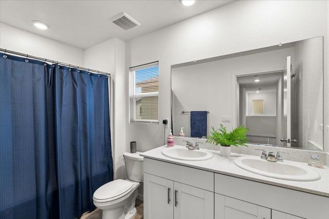 6421 Maple Leaf Ln, Riverbank, CA 95367