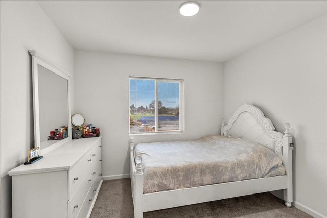 6421 Maple Leaf Ln, Riverbank, CA 95367