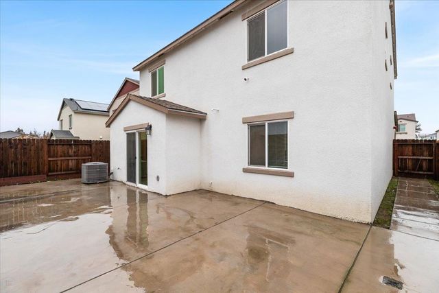6421 Maple Leaf Ln, Riverbank, CA 95367