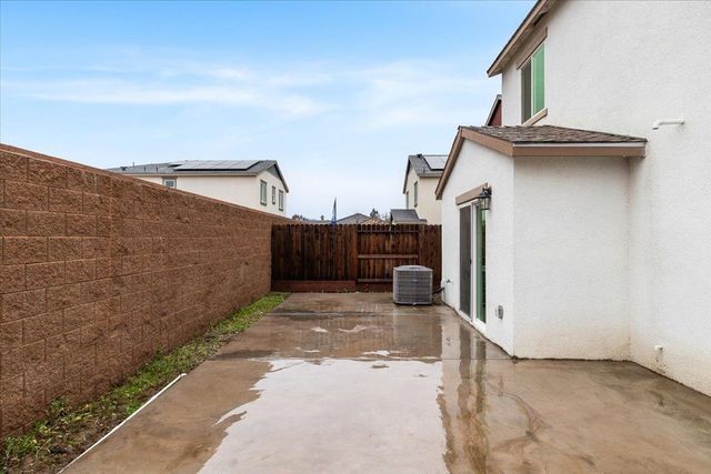 6421 Maple Leaf Ln, Riverbank, CA 95367