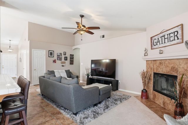 4202 Silver Maple Court, Bakersfield, CA 93313