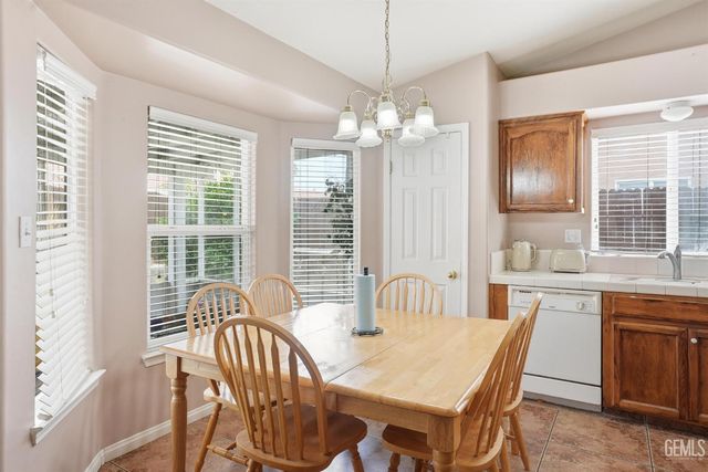 4202 Silver Maple Court, Bakersfield, CA 93313