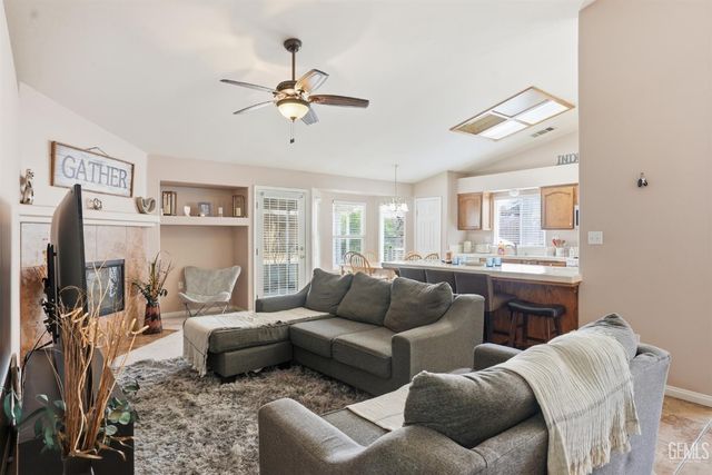 4202 Silver Maple Court, Bakersfield, CA 93313