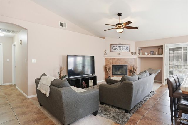 4202 Silver Maple Court, Bakersfield, CA 93313