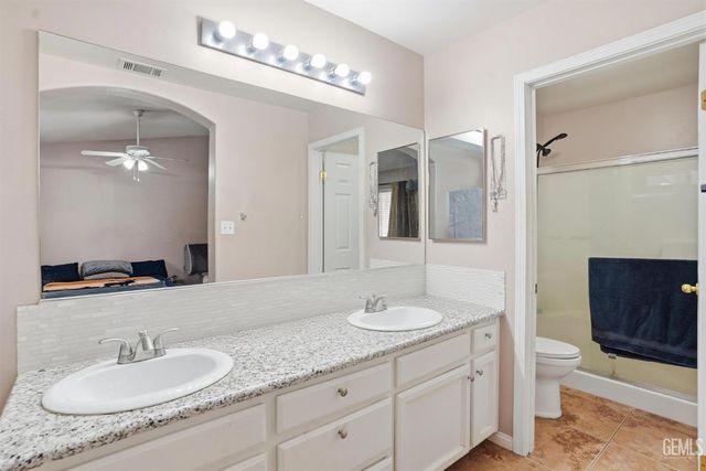 4202 Silver Maple Court, Bakersfield, CA 93313