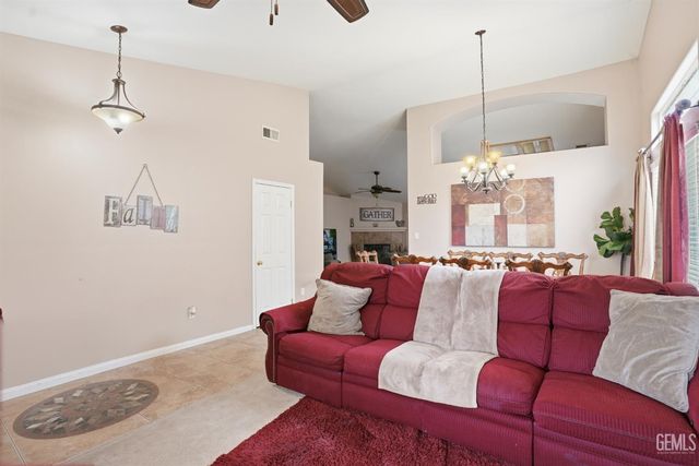 4202 Silver Maple Court, Bakersfield, CA 93313