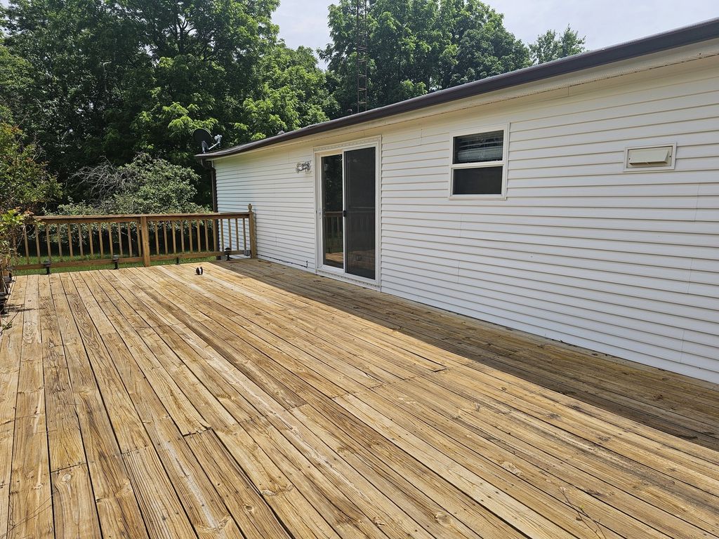 Image 11 of property listing at 14230 E Windsong Road, Mt Vernon, IL 62864
