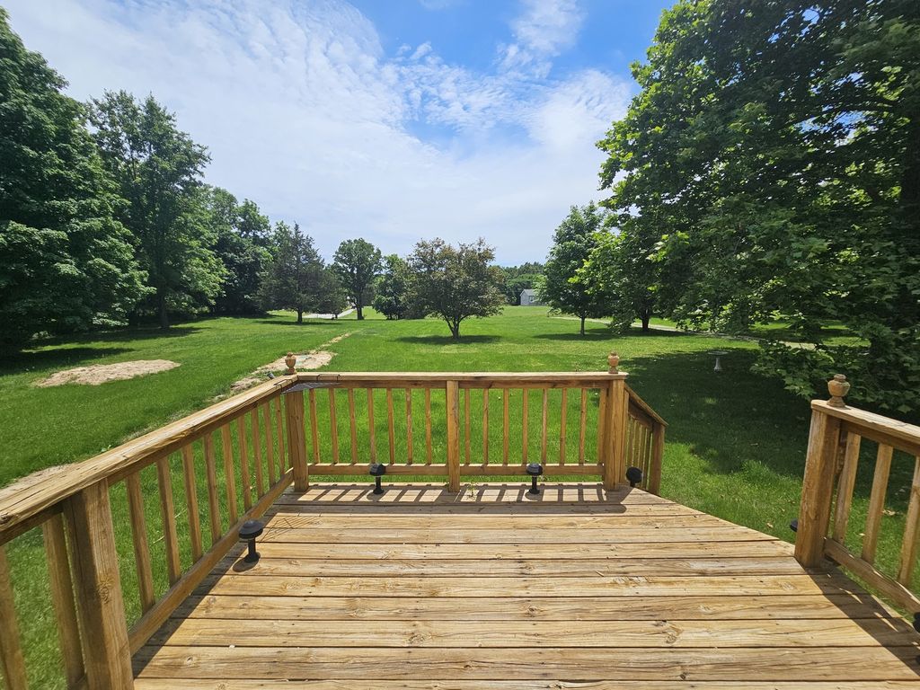 Image 13 of property listing at 14230 E Windsong Road, Mt Vernon, IL 62864