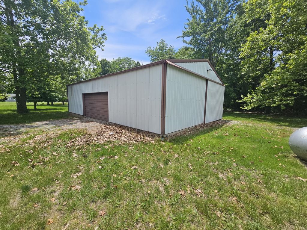 Image 14 of property listing at 14230 E Windsong Road, Mt Vernon, IL 62864