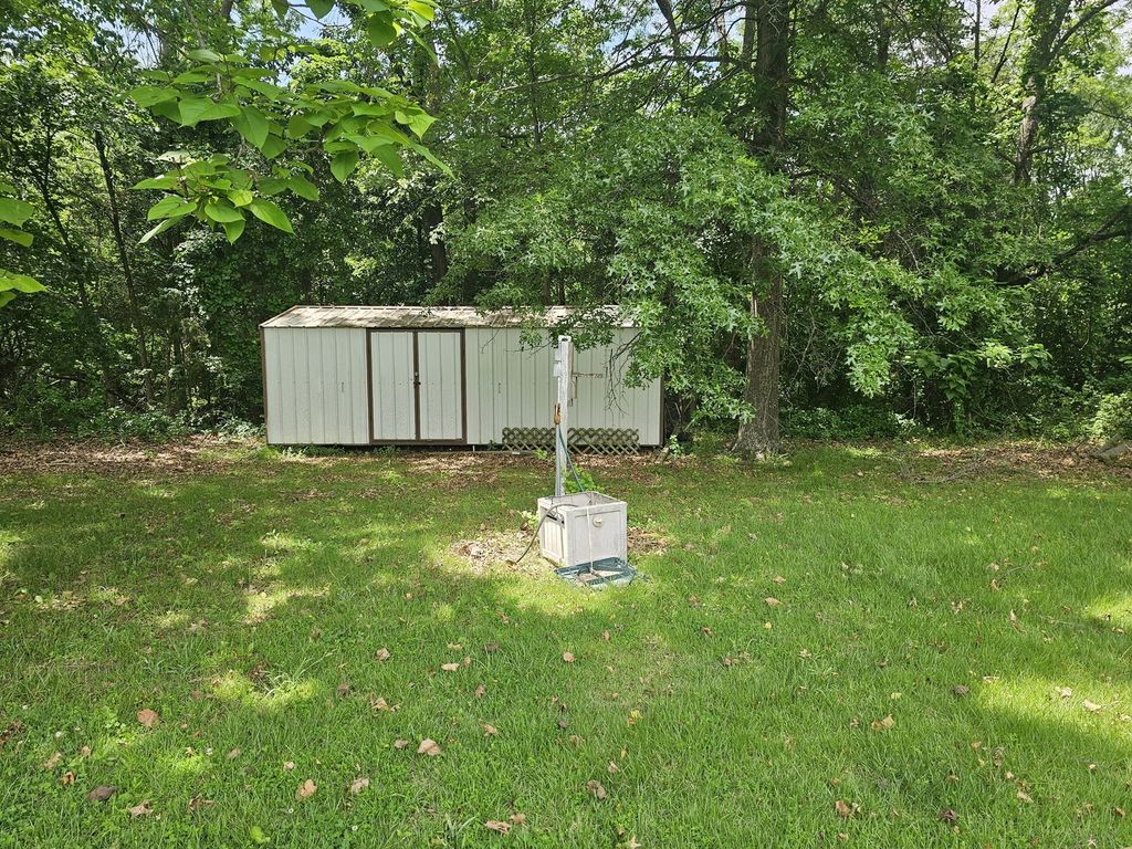 Image 15 of property listing at 14230 E Windsong Road, Mt Vernon, IL 62864
