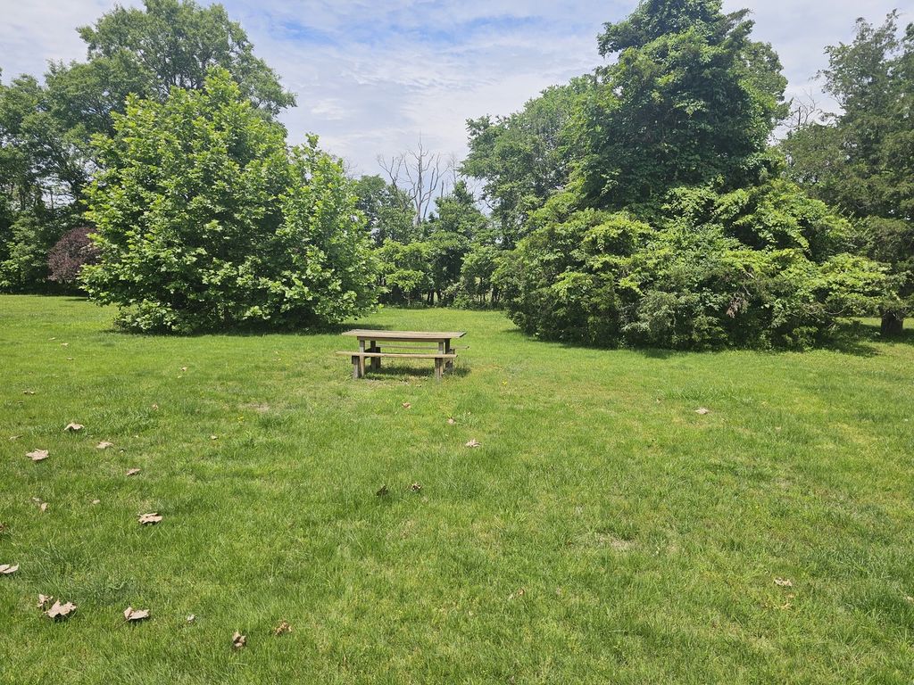 Image 17 of property listing at 14230 E Windsong Road, Mt Vernon, IL 62864