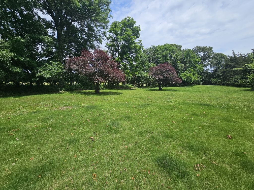 Image 18 of property listing at 14230 E Windsong Road, Mt Vernon, IL 62864
