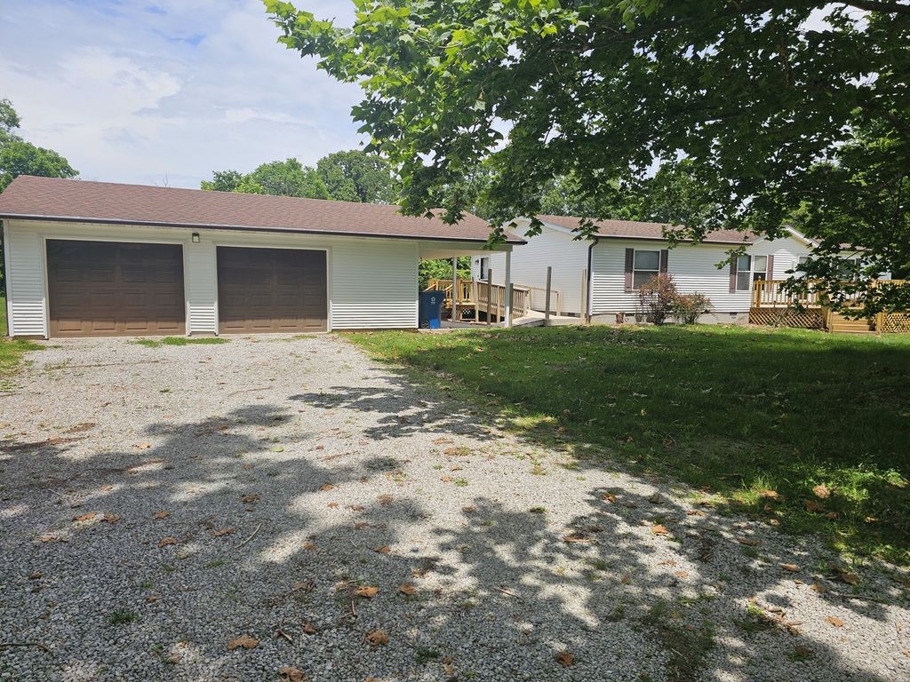 Image 3 of property listing at 14230 E Windsong Road, Mt Vernon, IL 62864
