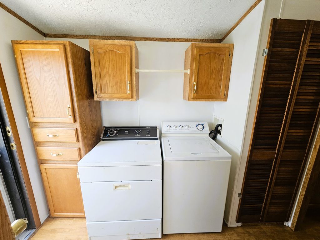 Image 25 of property listing at 14230 E Windsong Road, Mt Vernon, IL 62864