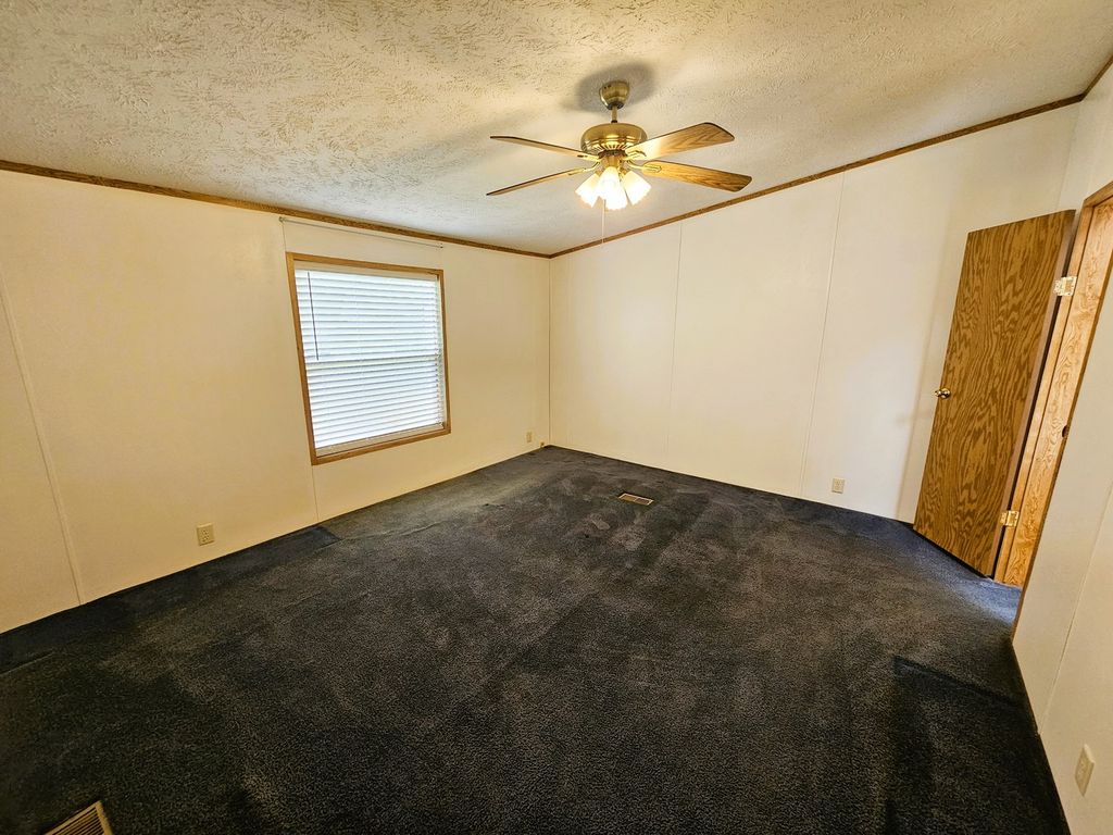 Image 27 of property listing at 14230 E Windsong Road, Mt Vernon, IL 62864