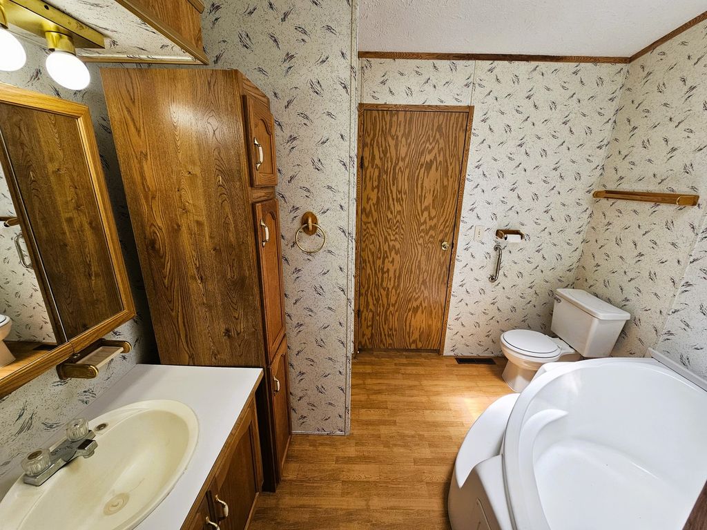 Image 28 of property listing at 14230 E Windsong Road, Mt Vernon, IL 62864