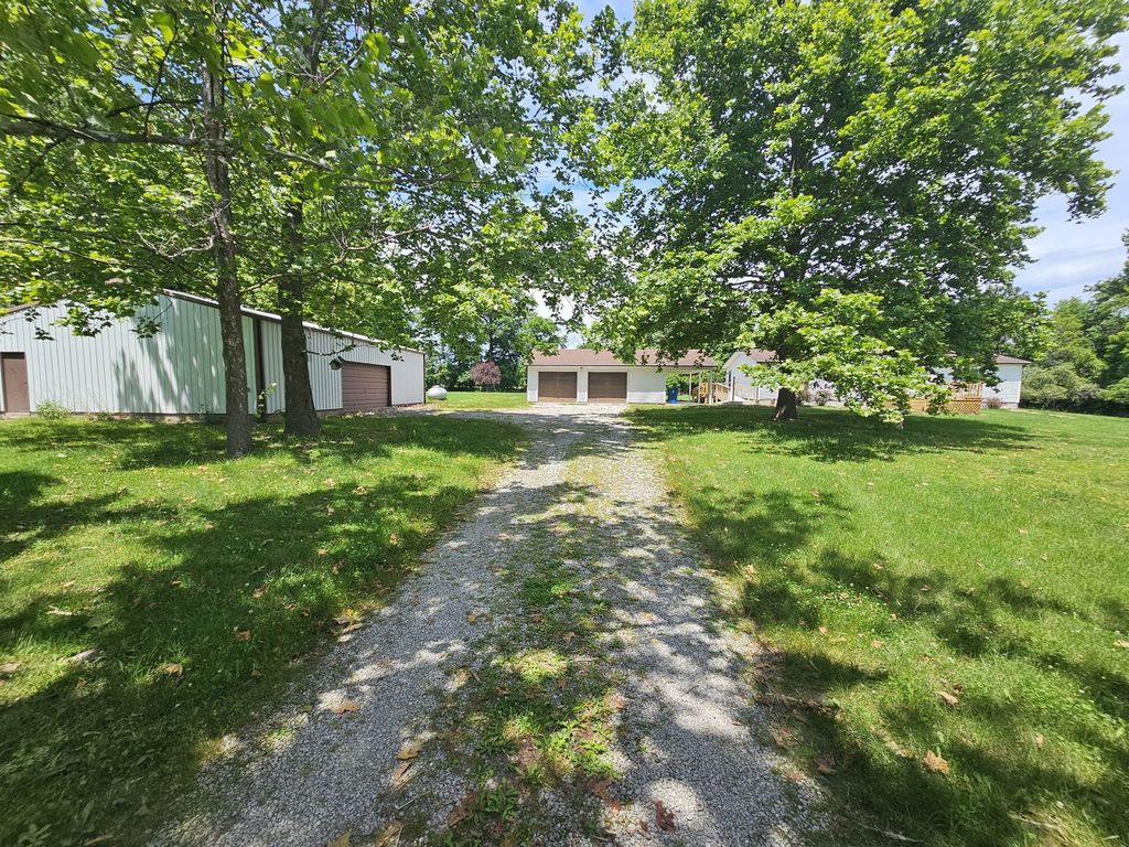 Image 4 of property listing at 14230 E Windsong Road, Mt Vernon, IL 62864