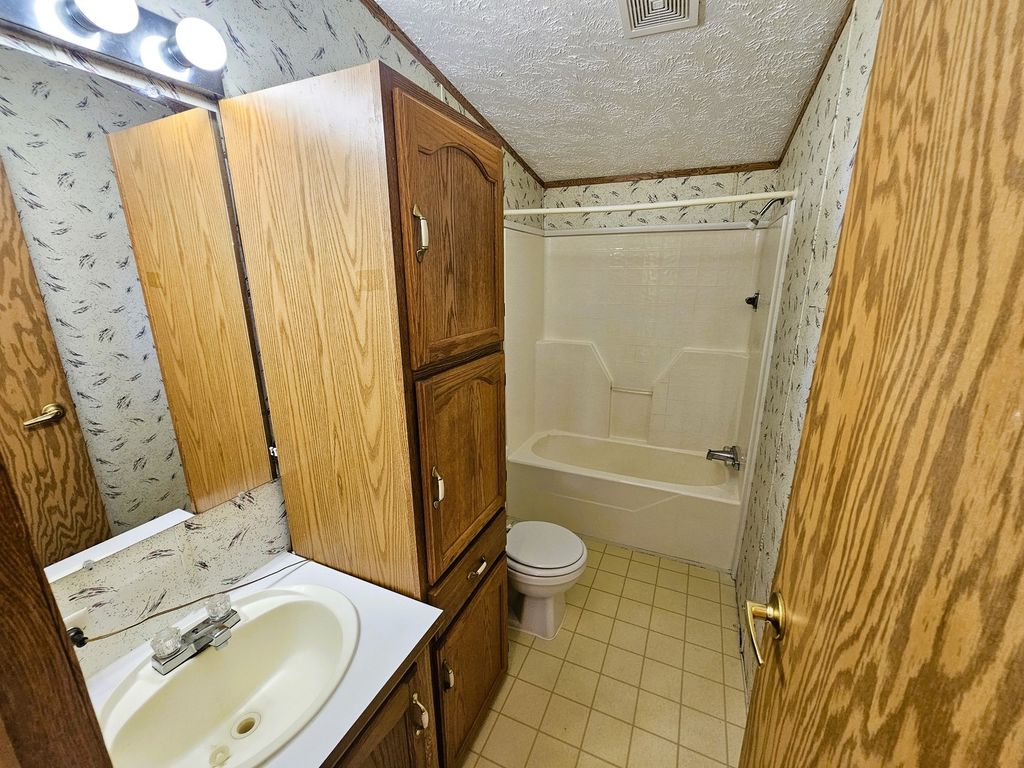 Image 32 of property listing at 14230 E Windsong Road, Mt Vernon, IL 62864